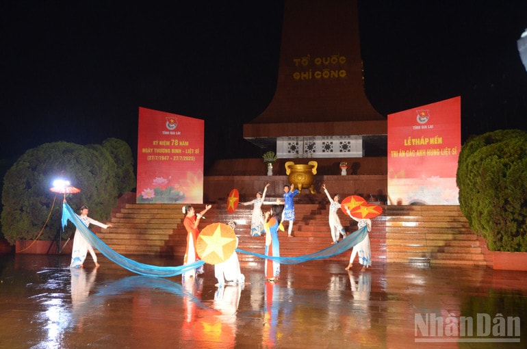Chương trình nghệ thuật nhân dịp kỉ niệm 78 năm ngày Thương binh-Liệt sĩ được tổ chức công phu, chu đáo. ndo_br_dsc-0249.jpg