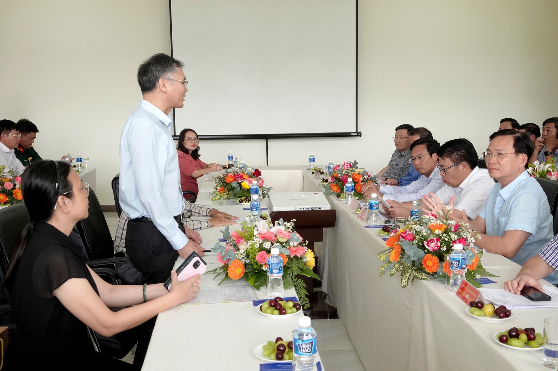 Chủ tịch UBND tỉnh Lâm Đồng cùng Đoàn công tác tỉnh nghe báo cáo tổng quan về dự án rừng dầu (ảnh N. Lân)