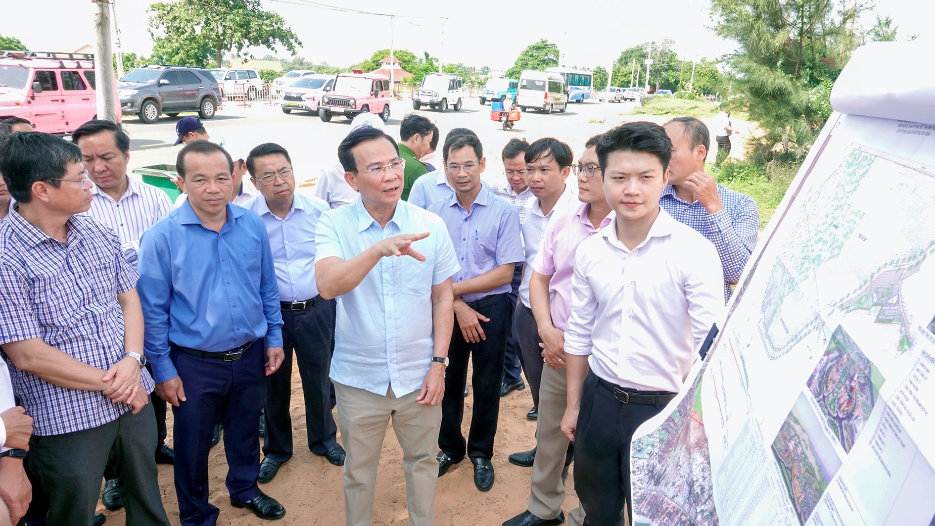 Chủ tịch UBND tỉnh cùng đoàn công tác tỉnh nghe báo cáo về dự án hai bên tuyến đường 706B (1)
