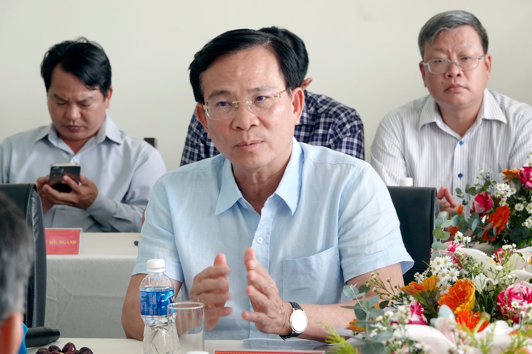 Chủ tịch UBND tỉnh Hồ Văn Mười cùng đoàn công tác tỉnh nghe báo cáo tổng quan về dự án rừng dầu (ảnh N. Lân)