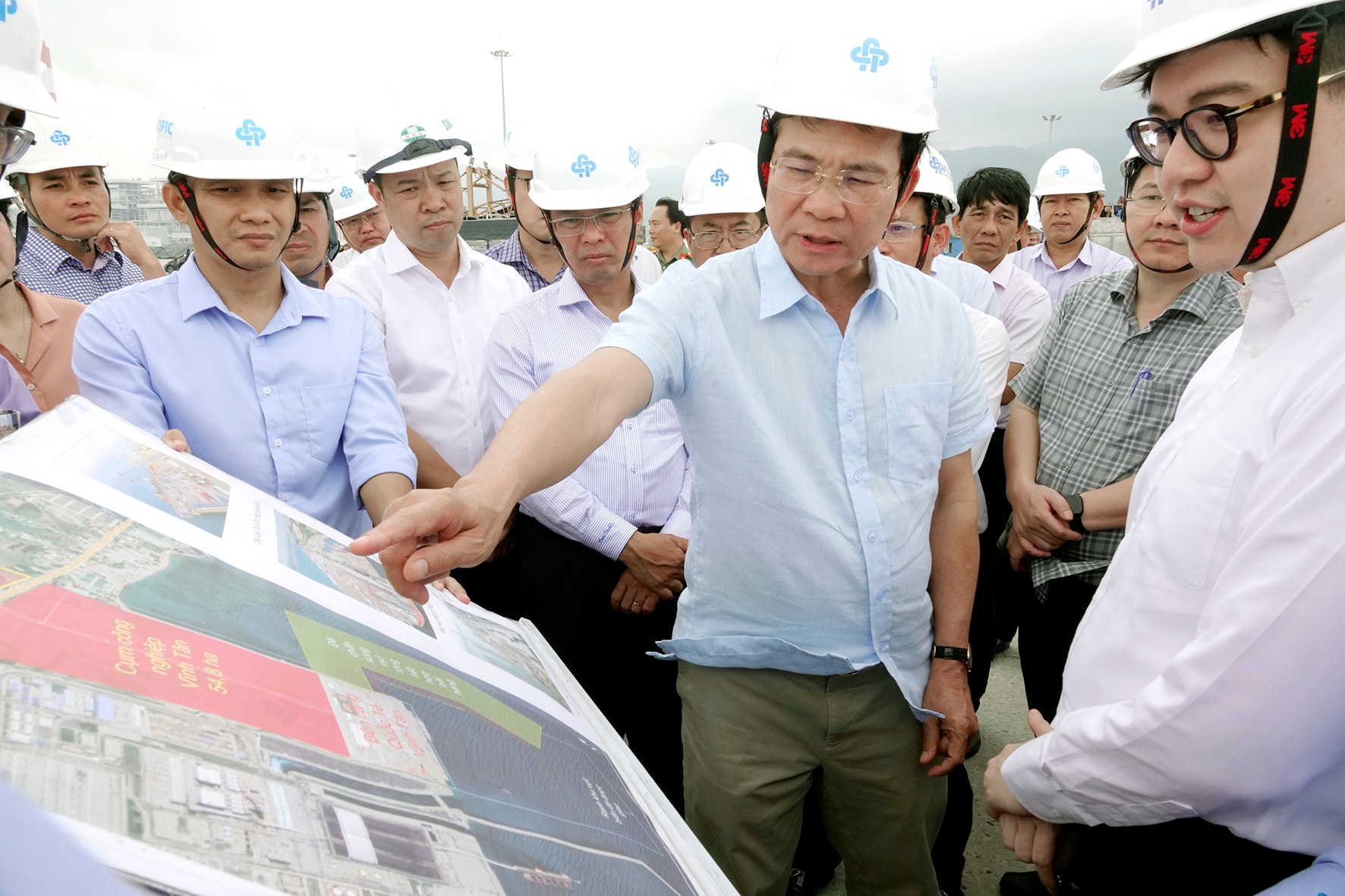 Chủ tịch UBND tỉnh Hồ Văn Mười thăm cảng tổng hợp Vĩnh Tân và nghe báo cáo tổng quan dự án (ảnh N. Lân) (1)
