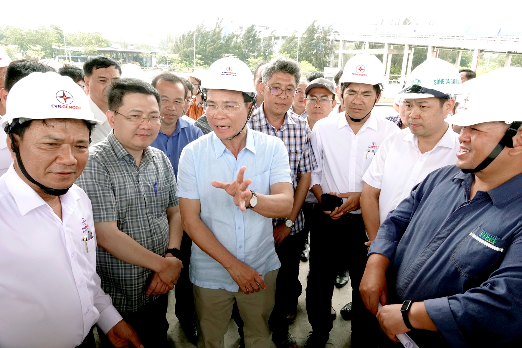 Chủ tịch UBND tỉnh Hồ Văn Mười thăm Nhà máy Nhiệt điện Vĩnh Tân 2 và nghe báo cáo tổng quan dự án (ảnh N. Lân)