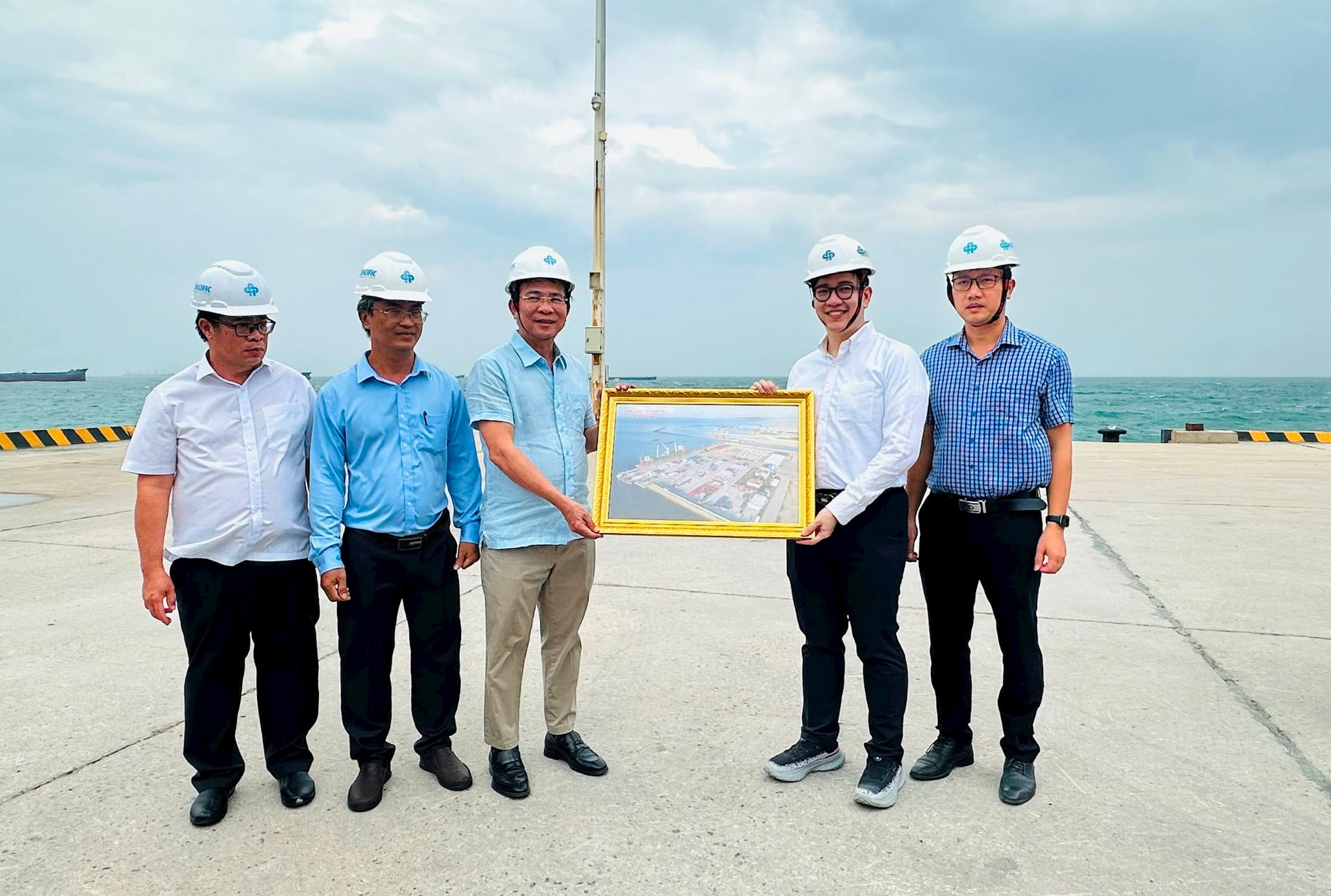 Đại diện chủ đầu tư tặng quà lưu niệm đến lãnh đạo tỉnh