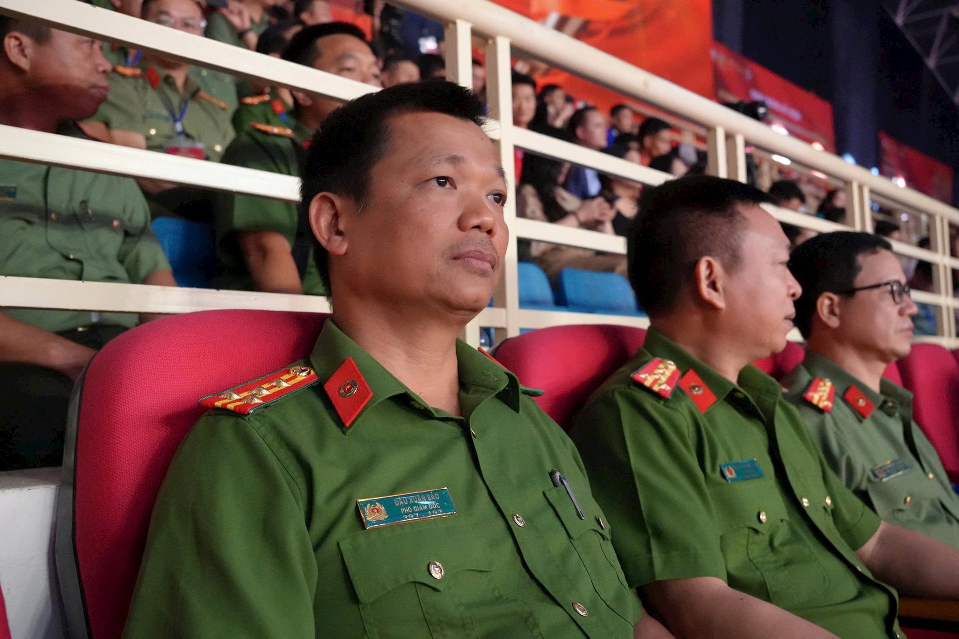 Le colonel Dau Xuan Bao, membre du Comité permanent du Comité du Parti, directeur adjoint de la police provinciale de Lam Dong (assis à l'extrême gauche), a assisté à la cérémonie d'ouverture.