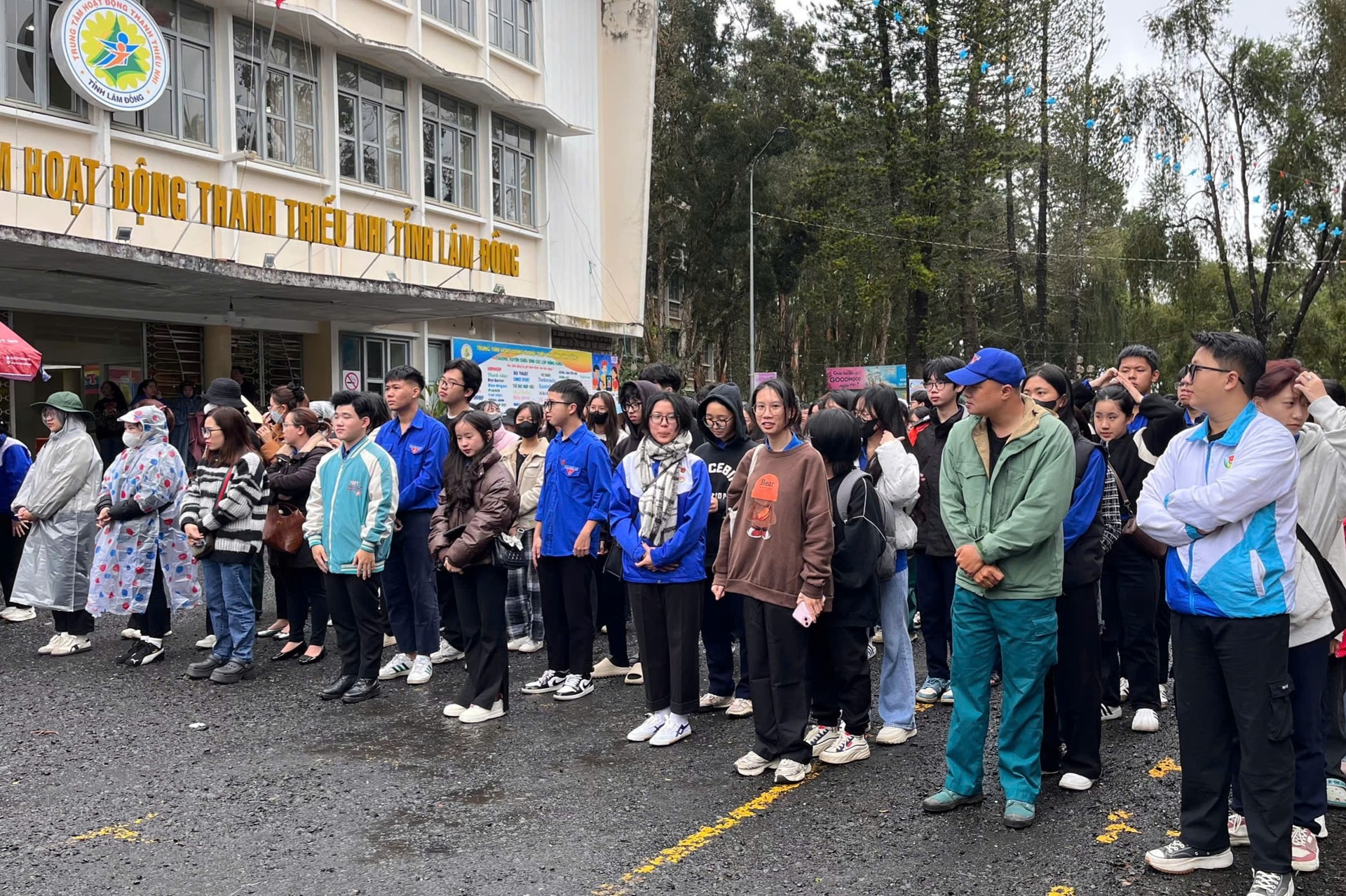 Đoàn viên, thanh niên tham gia lễ ra quân trồng cây