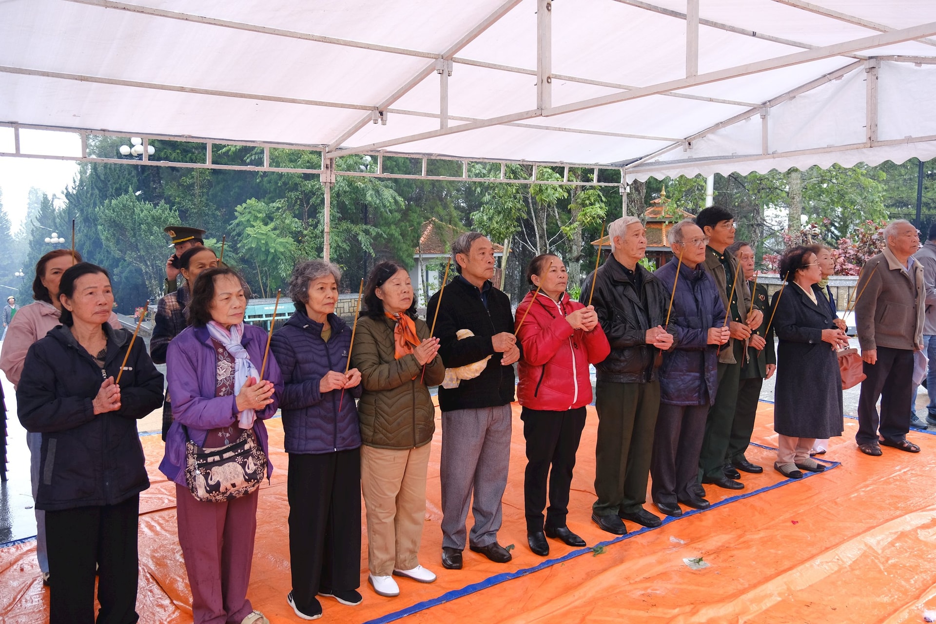 Nghi thức dâng hương diễn ra trang nghiêm, thành kính