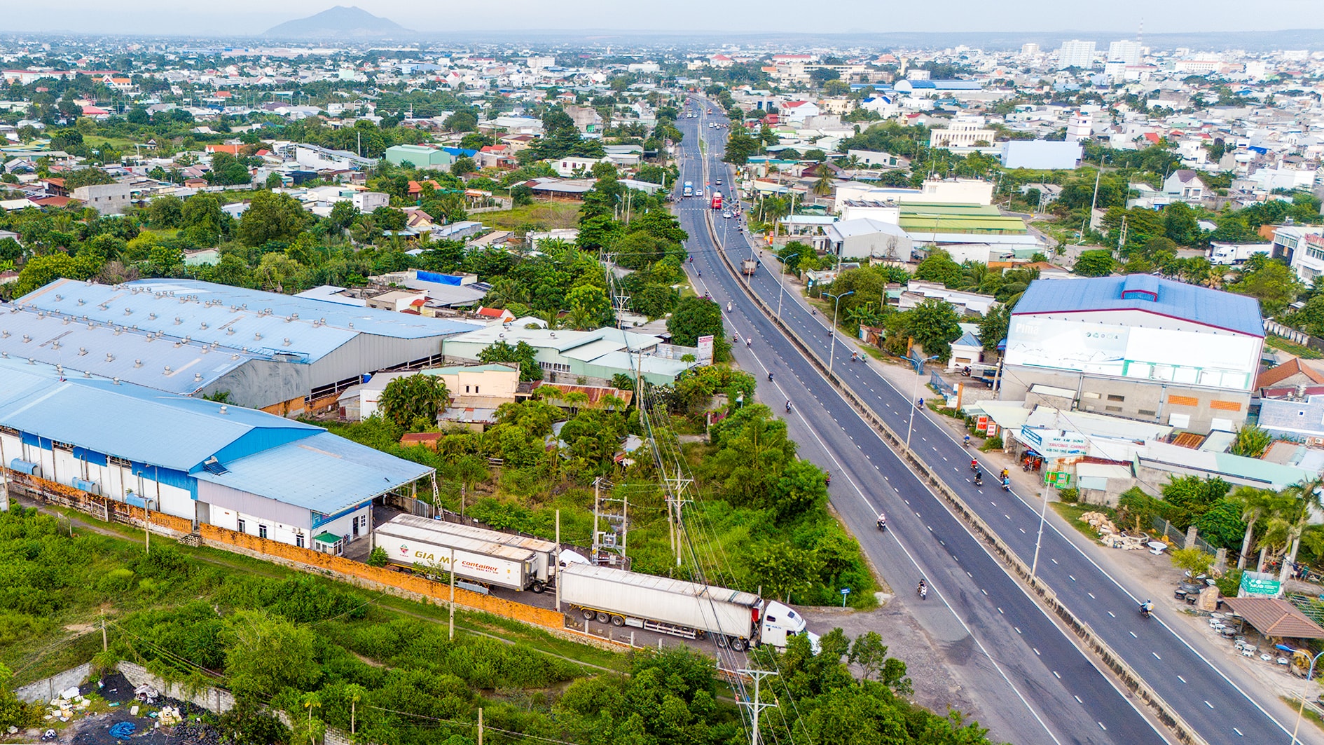 Nhiều cơ sở sản xuất kinh doanh, dịch vụ dọc theo tuyến đường Trường chinh trên địa bàn phường Bình Thuận (ảnh N. Lân)