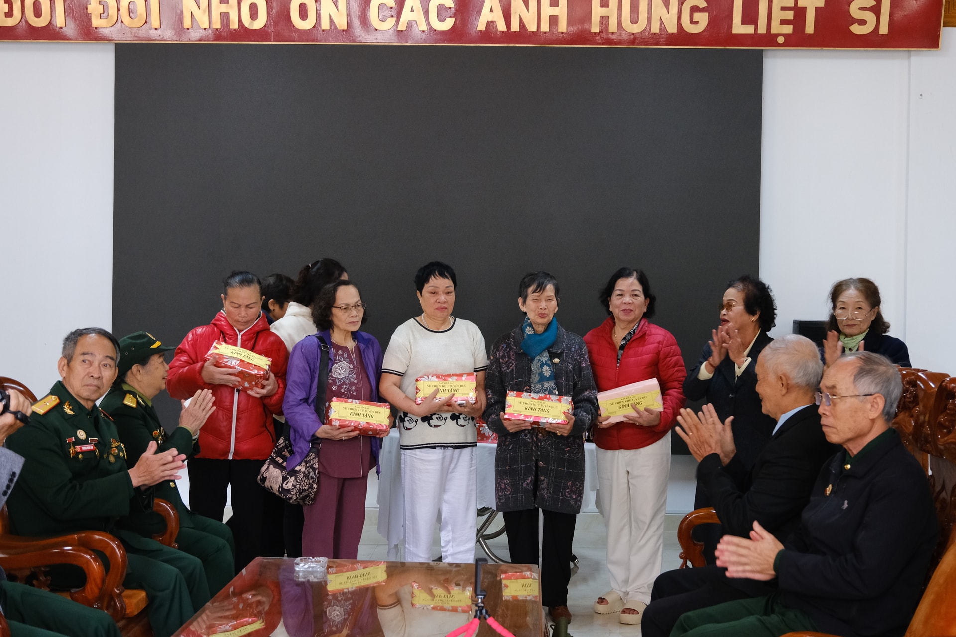 Tặng quà tri ân các gia đình nhân kỷ niệm Ngày Thương binh - Liệt sĩ