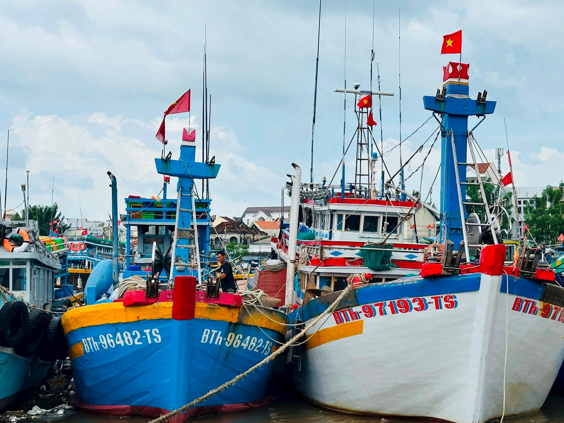 Tàu cá ngư dân neo đậu tại sông Cà Ty (ảnh Kiều Hằng)