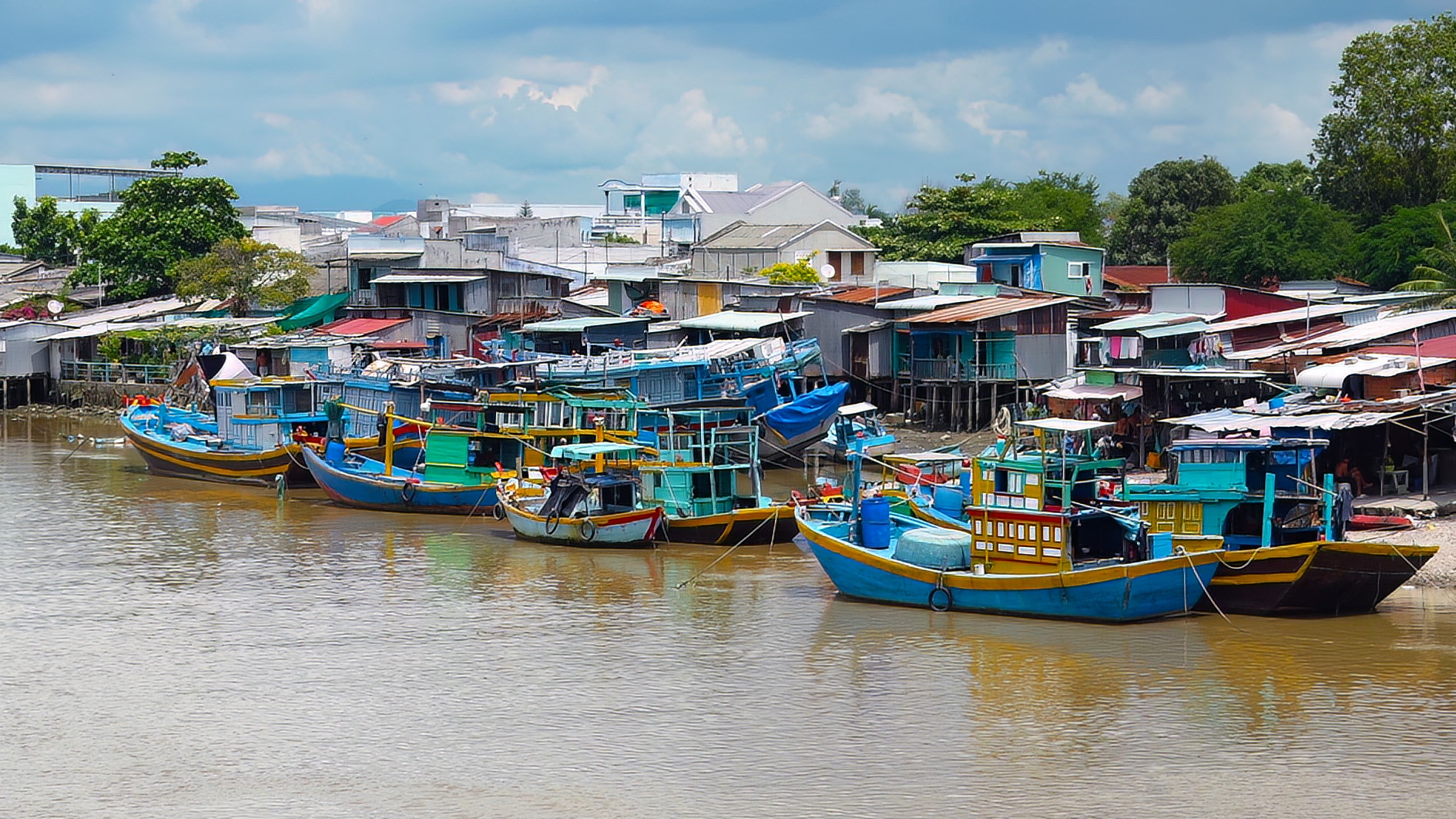 Tàu thuyền đánh bắt thủy sản ở phường Bình Thuận (ảnh N. Lân)