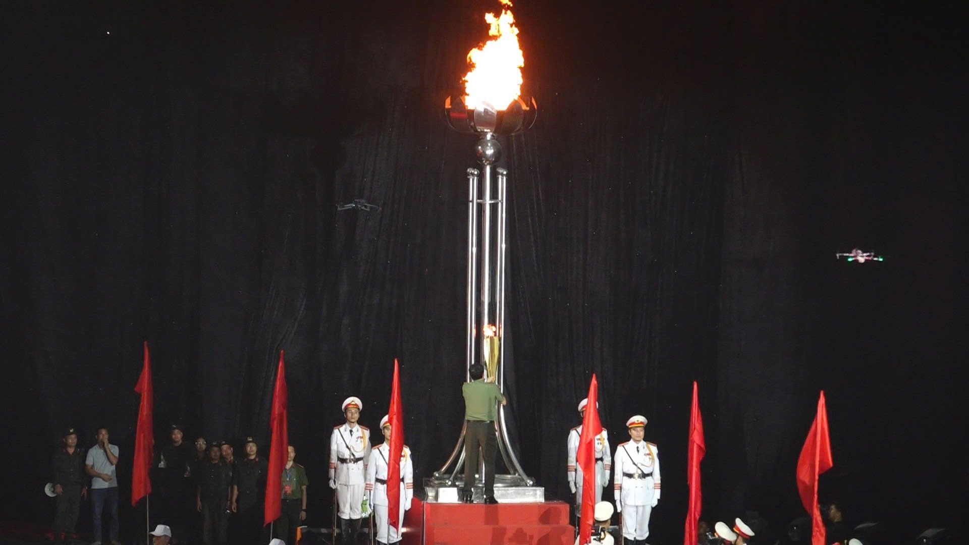 Le lieutenant-général Le Van Tuyen exécute la traditionnelle cérémonie d'allumage de la flamme du Congrès de la Santé.