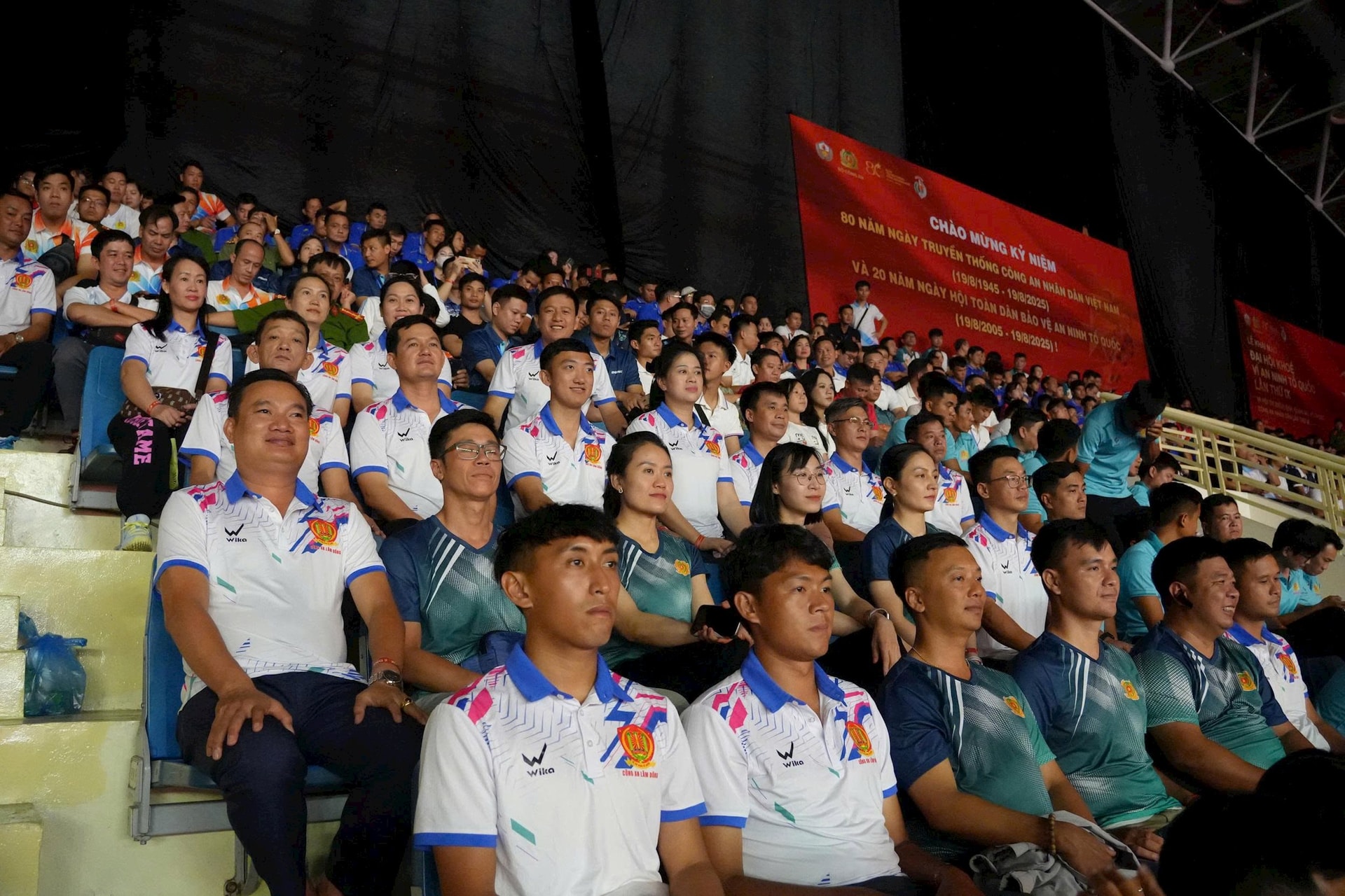 Les athlètes de l'équipe de police provinciale de Lam Dong assistent à la cérémonie d'ouverture