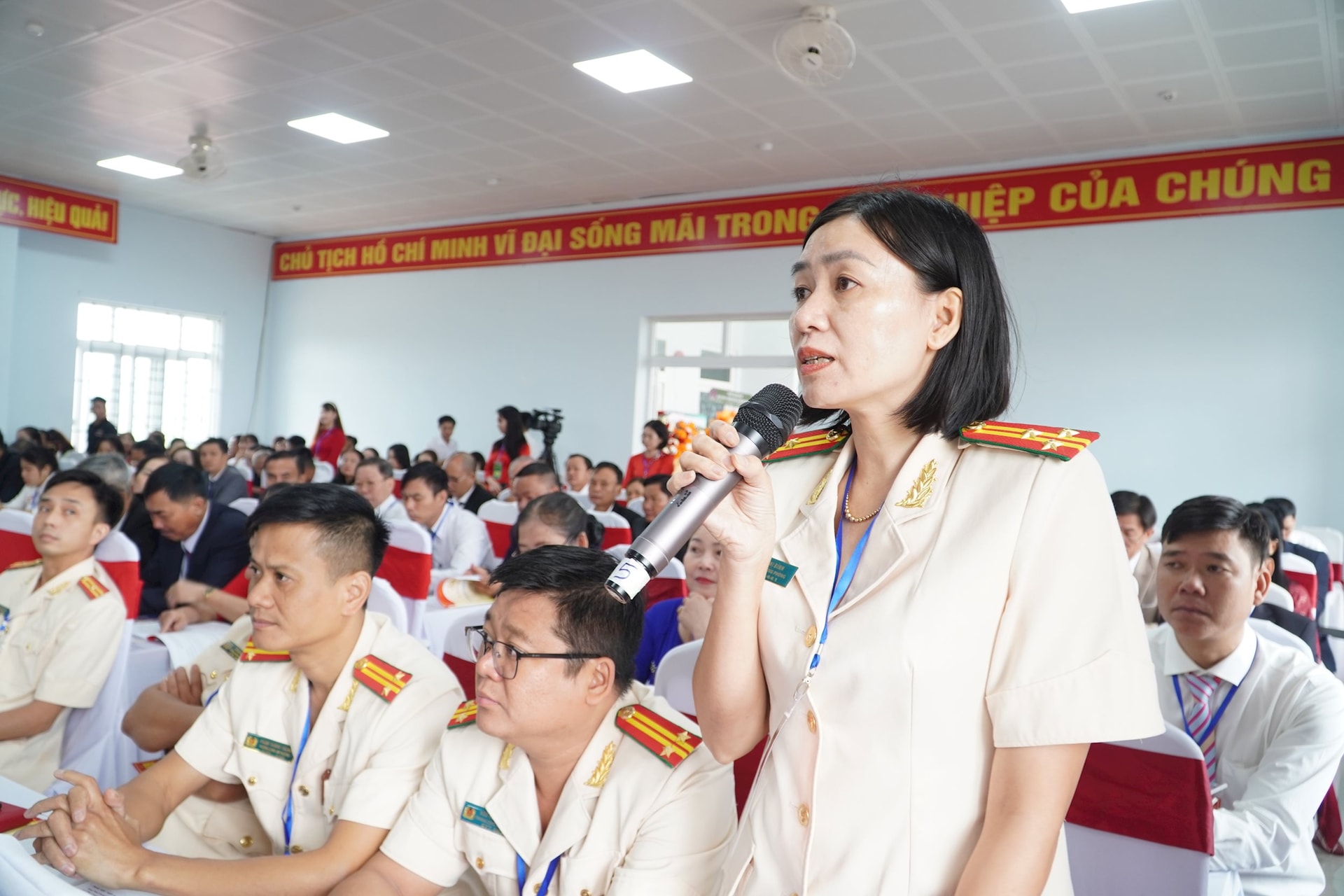 Delegates of the armed forces participated in discussions and contributed opinions to the political report presented to the Congress.