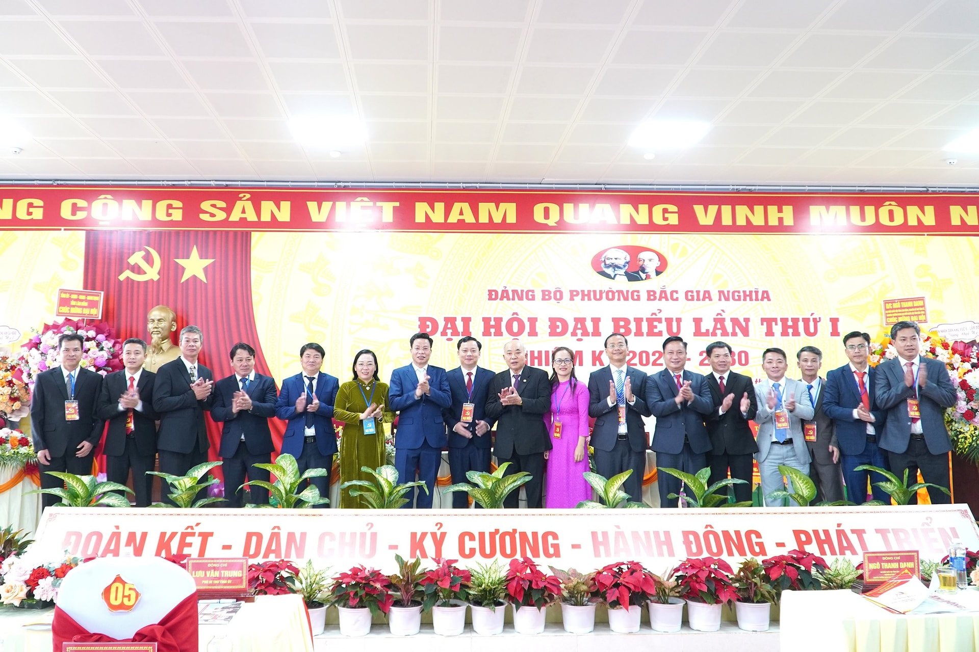 Comrade Luu Van Trung, Deputy Secretary of the Provincial Party Committee and delegates took souvenir photos with the Presidium