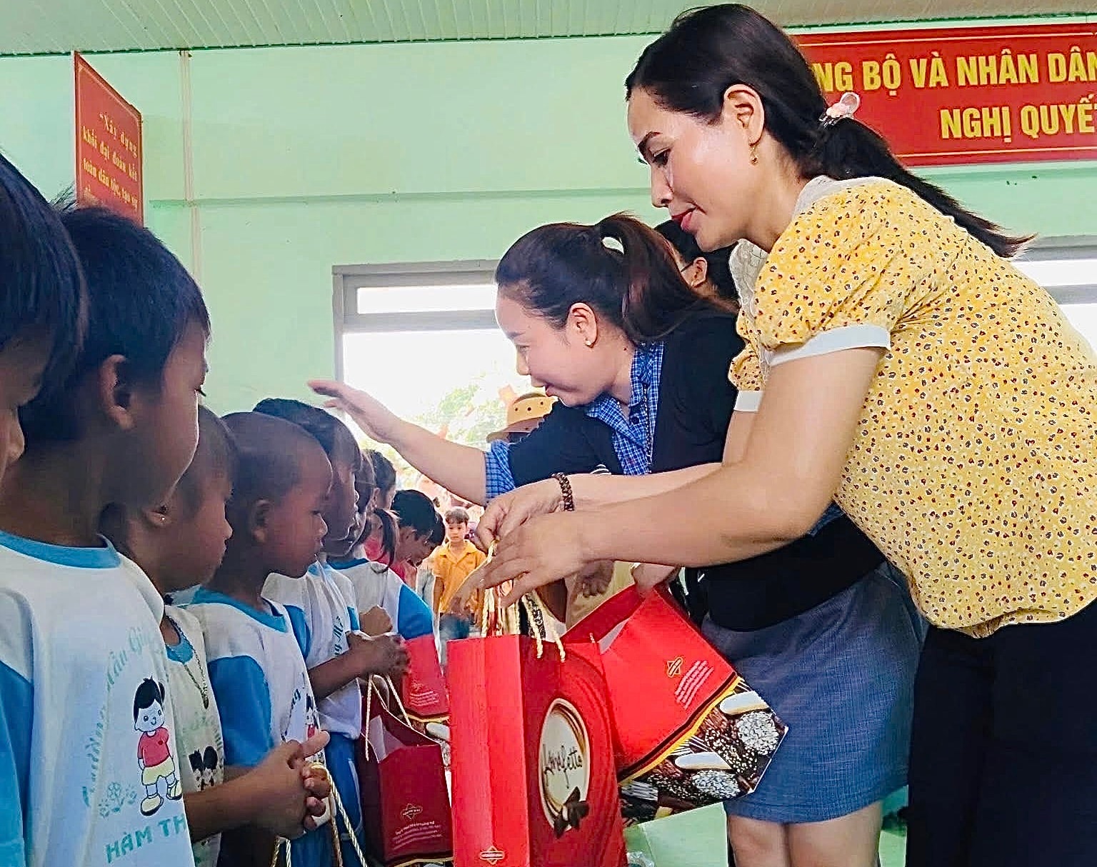 Lãnh đạo xã Đông Giang phối hợp với mạnh thường quân trao quà cho các em học sinh nghèo vượt khó học giỏi