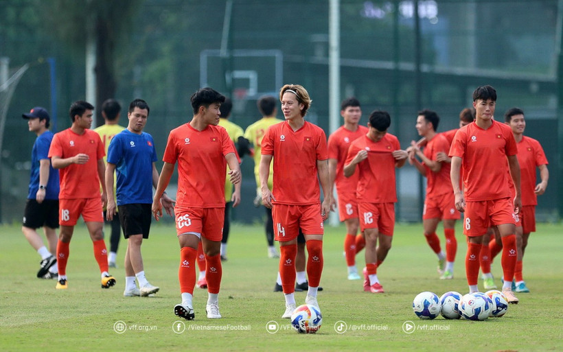 Các cầu thủ đội tuyển U23 Việt Nam có buổi tập trên sân vận động Lapangan tại Thủ đô Jakarta vào chiều 28/7. (Nguồn: VFF)