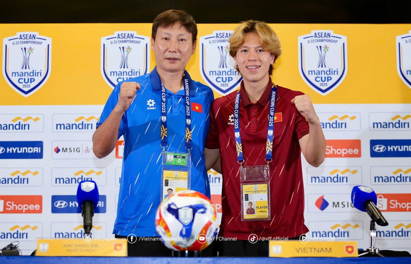 Huấn luyện viên Kim Sang Sik và tiền vệ Viktor Le tham dự họp báo trước trận chung kết. (Nguồn: VFF)