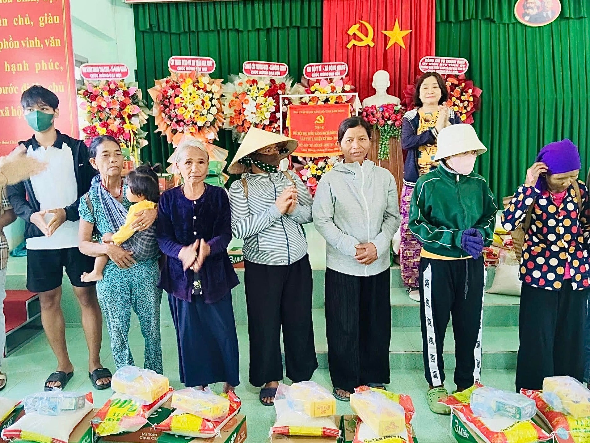 Tặng quà các gia đình chính sách và hộ nghèo, chia sẻ phần nào khó khăn trong cuộc sống