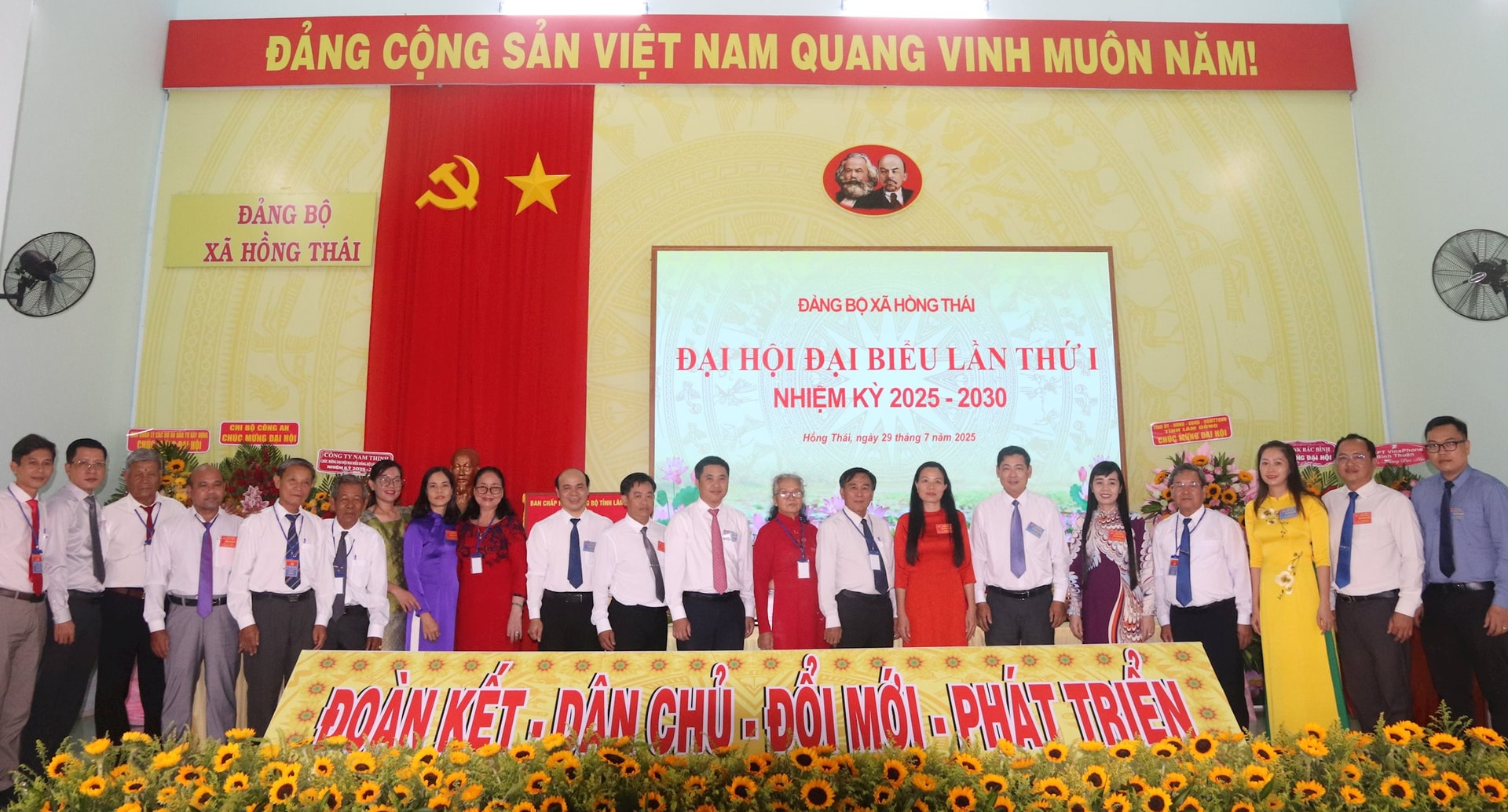 Ban Chấp hành Đảng bộ xã Hồng Thái, nhiệm kỳ 2025 - 2030 chụp hình cùng các đại biểu tại đại hội
