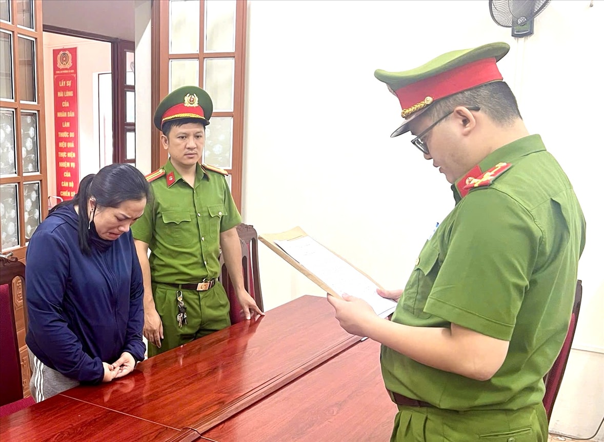 Cơ quan Công an tống đạt quyết định và lệnh đối với Tòng Thị Ngọc.
