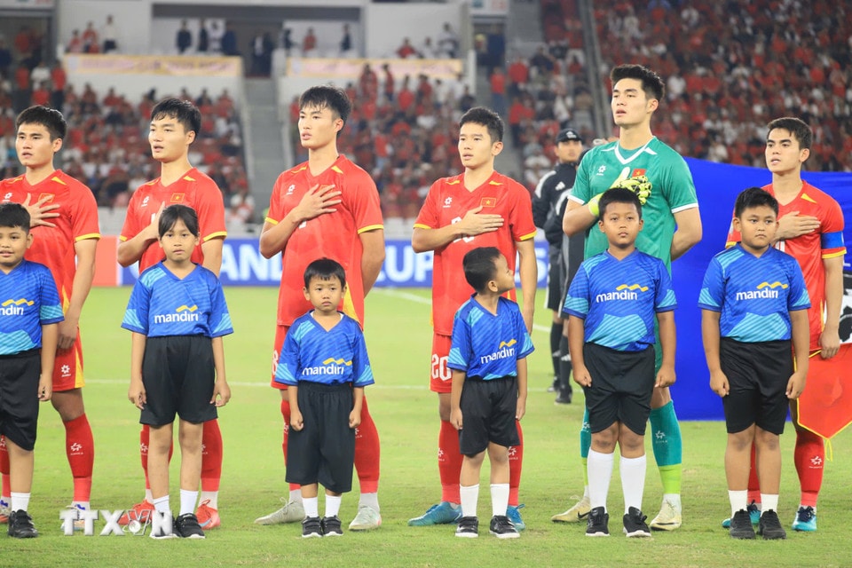 Cầu thủ U23 Việt Nam hát Quốc ca trước khi bước vào trận đấu. (Ảnh: Văn Phong/TTXVN)