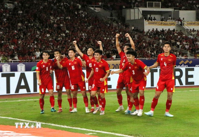 Các cầu thủ U23 Việt Nam ăn mừng bàn thắng mở tỷ số 1-0 của Công Phương ở phút 36. (Ảnh: Văn Phong/TTXVN) ttxvn-u23-viet-nam-chien-thang-vo-dich-29-9.jpg