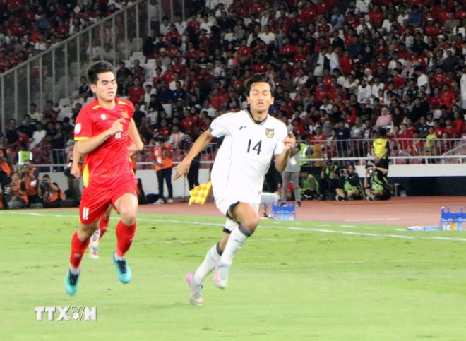 Khuất Văn Khang đua tốc độ với cầu thủ U23 Indonesia. (Ảnh: Văn Phong/TTXVN) ttxvn-u23-viet-nam-chien-thang-vo-dich-29-5.jpg