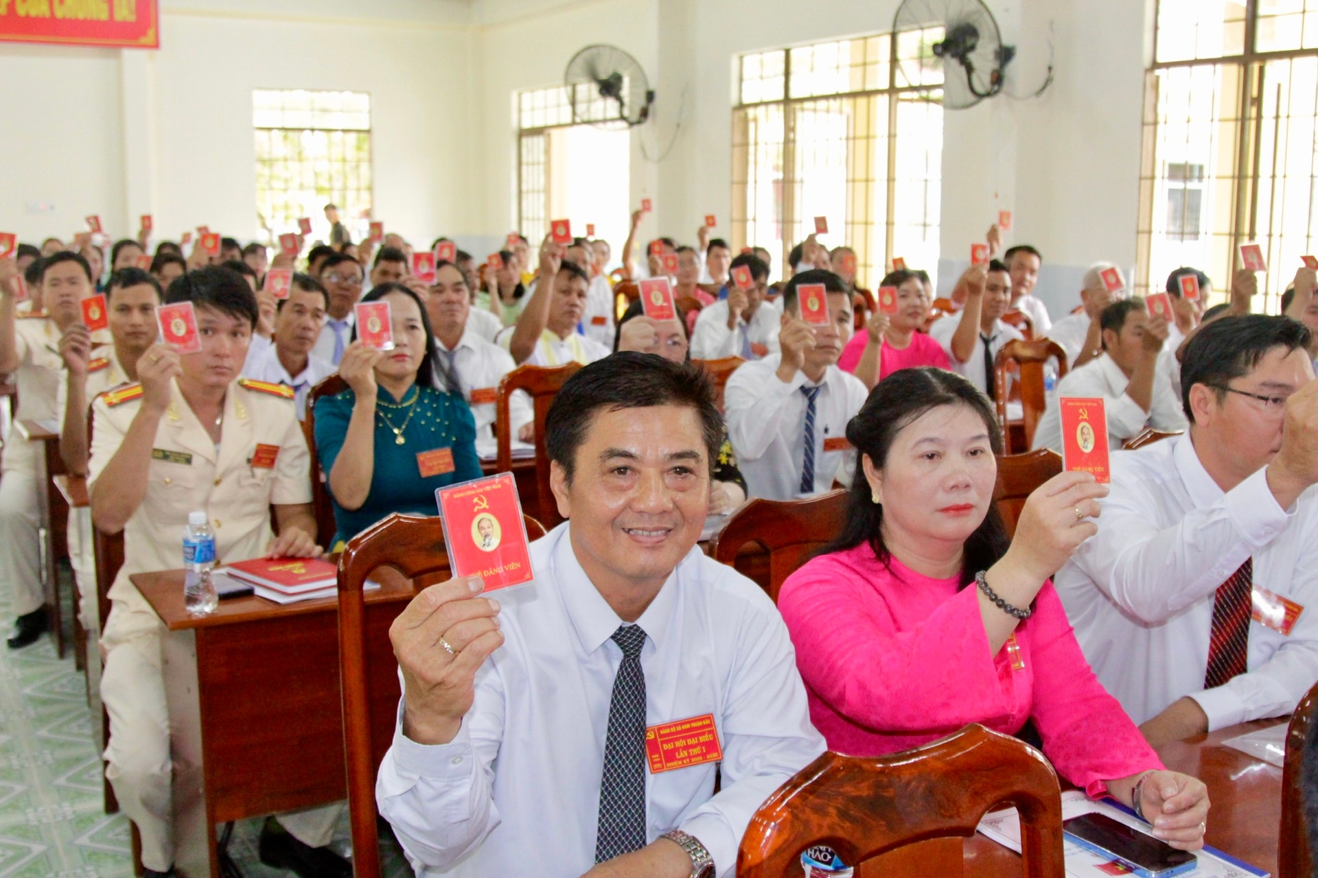 Đại biểu biểu quyết các chỉ tiêu nhiệm kỳ 2025-2030