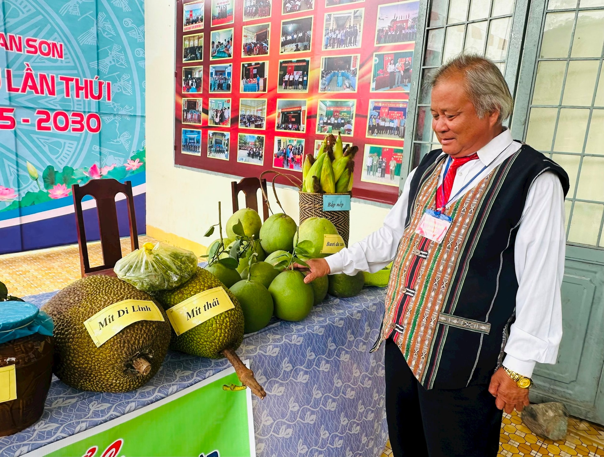 Đại biểu tham quan khu vực trưng bày