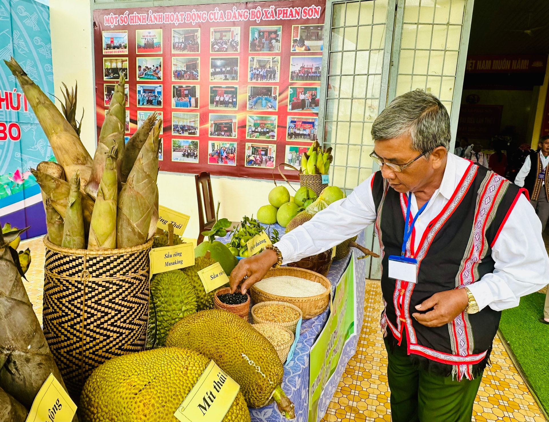 Đại biểu tham quan về các sản phẩm trưng bày