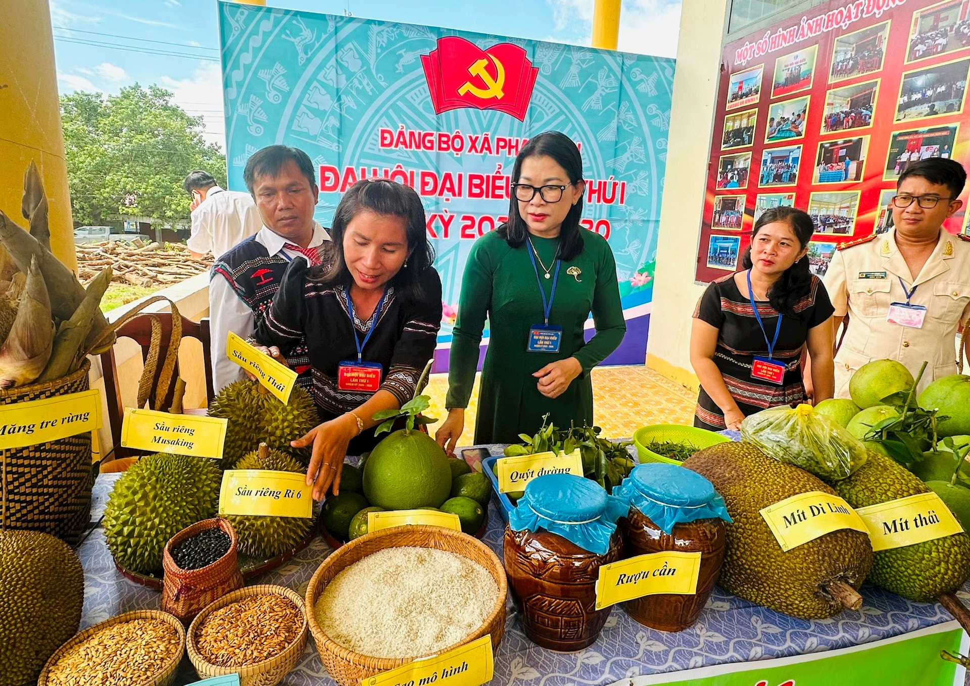 Đồng chí Bố Thị Xuân Linh tham quan khu vực trưng bày