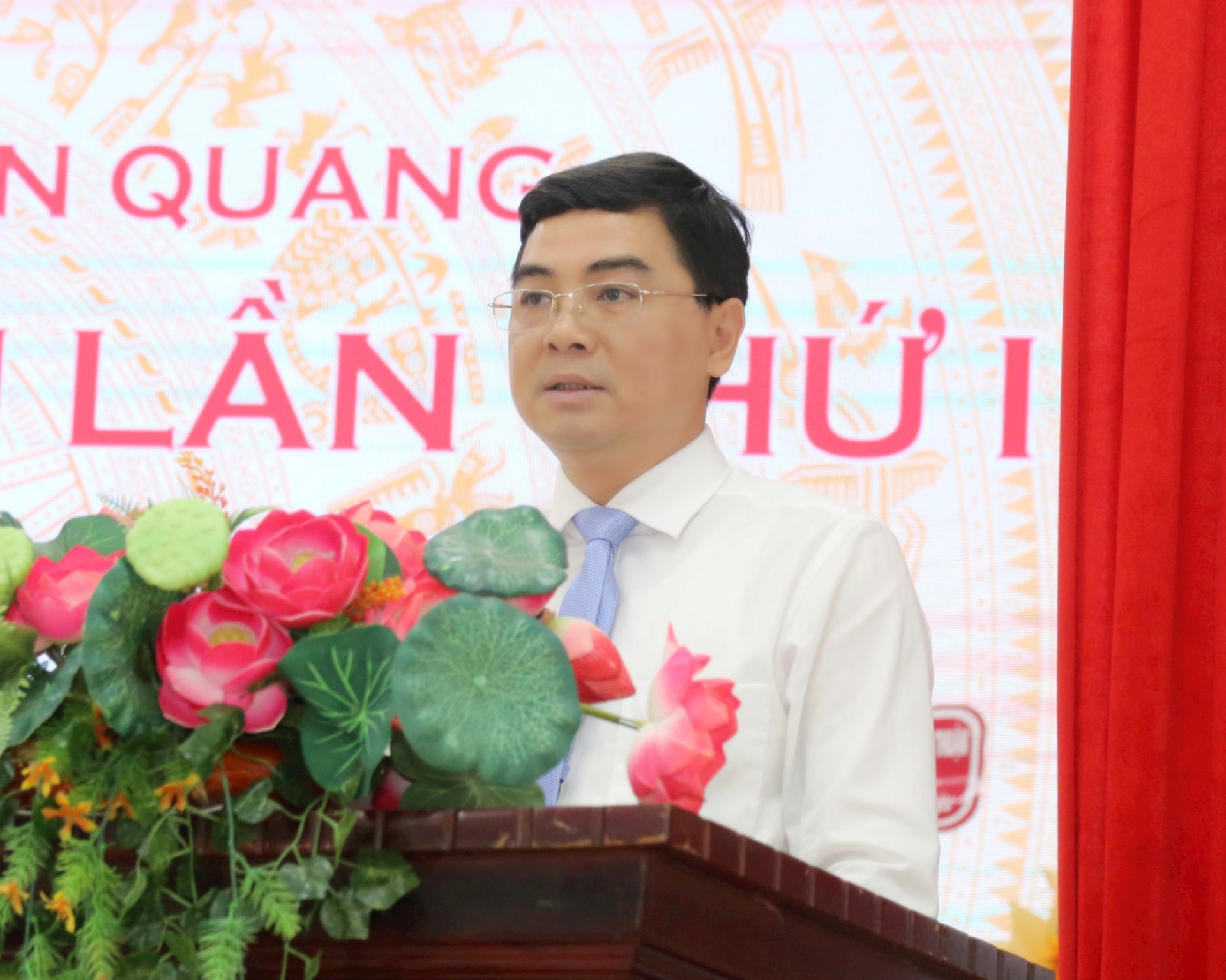សមមិត្ត Nguyen Hoai Anh - សមាជិកជំនួសនៃគណៈកម្មាធិការមជ្ឈិមបក្ស លេខាអចិន្ត្រៃយ៍គណៈកម្មាធិការបក្សខេត្តបានថ្លែងសុន្ទរកថាដឹកនាំមហាសន្និបាត។