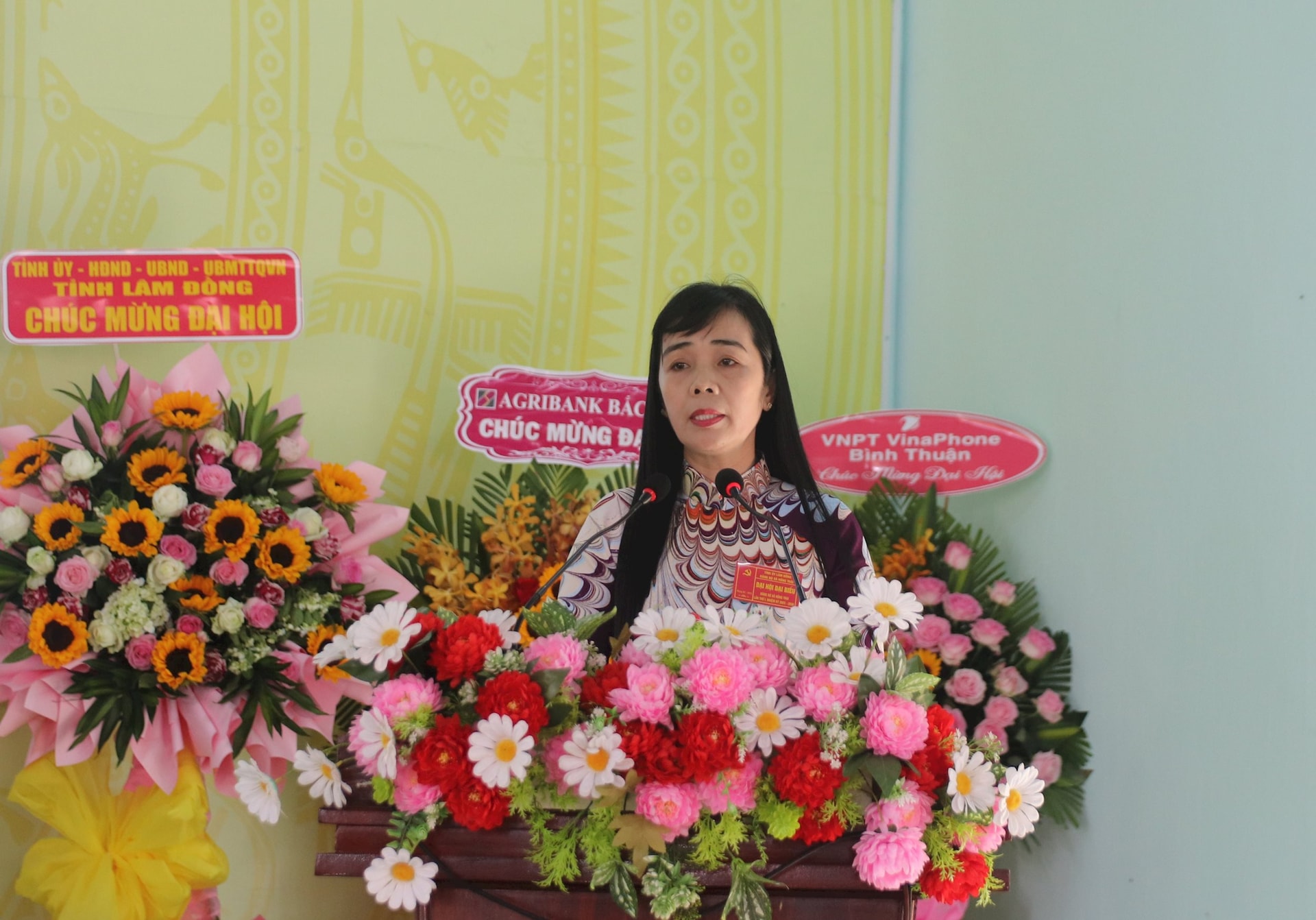 Đồng chí Nguyễn Thị Thanh Hằng báo cáo kiểm điểm sự lãnh đạo, chỉ đạo của BCH Đảng bộ xã nhiệm kỳ 2020 - 2025