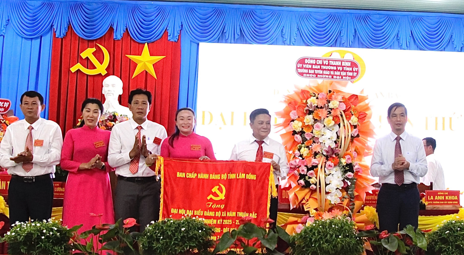 dong-chi-vo-thanh-binh-uy-vien-ban-thuong-vu-tinh-uy-truong-ban-tuyen-giao-va-dan-van-tinh-uy-tang-dang-bo-xa-ham-thuan-bac-buc-truong(1).jpg