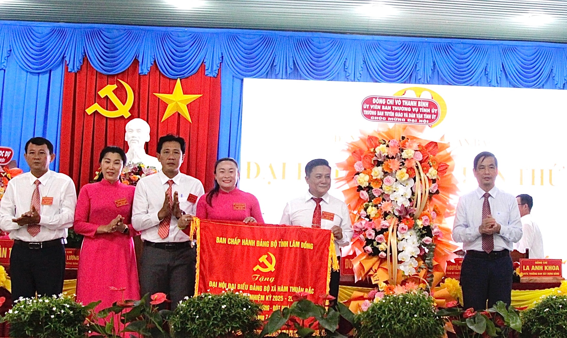 Đồng chí Võ Thanh Bình - Ủy viên Ban Thường vụ Tỉnh ủy, Trưởng Ban Tuyên giáo và Dân vận Tỉnh ủy tặng Đảng bộ xã Hàm Thuận Bắc bức trướng