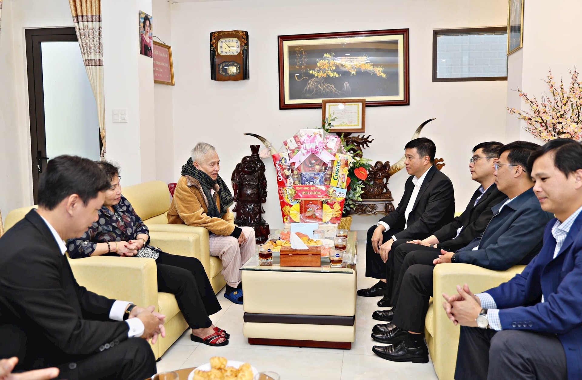 Đồng chí Y Thanh Hà Niê Kđăm, Bí thư Tỉnh ủy Lâm Đồng thăm, tặng quà gia đình thương binh, người nhiễm chất độc hóa học Nguyễn Thanh Hoàng chiều nay