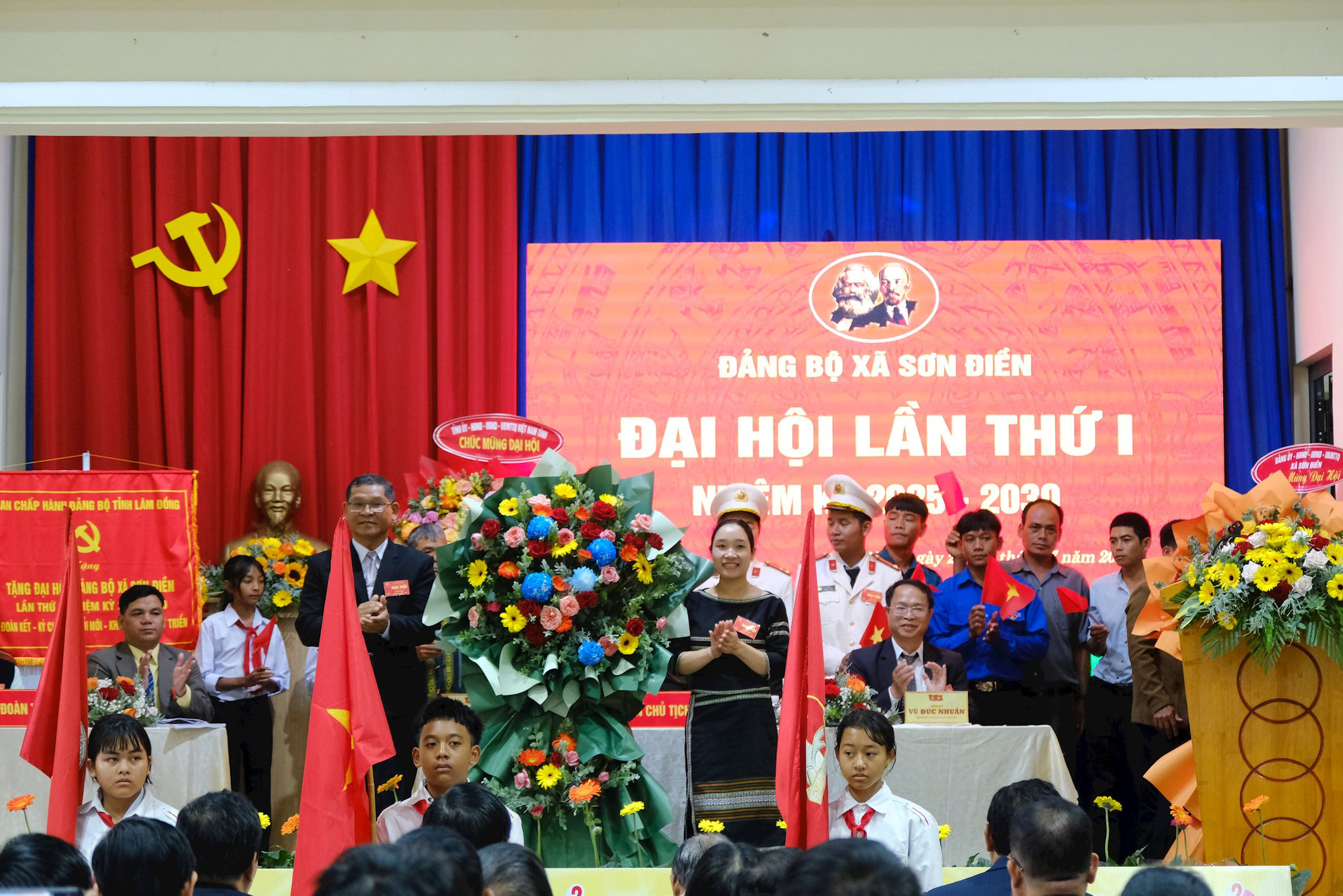 Đoàn đại biểu các tầng lớp Nhân dân tặng hoa chúc mừng Đại hội Đảng bộ xã Sơn Điền lần thứ I