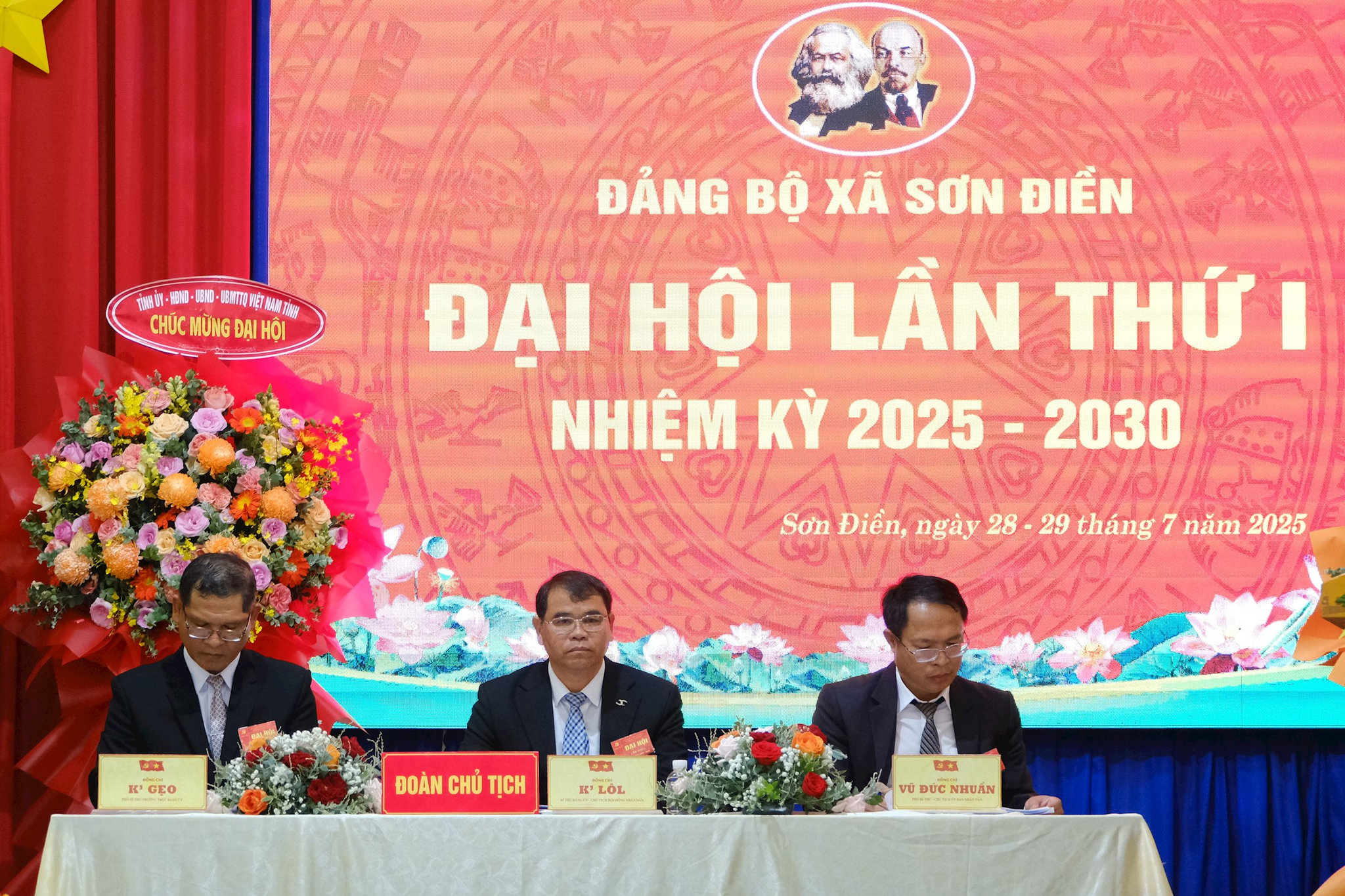Đoàn Chủ tịch điều hành chương trình làm việc của Đại hội