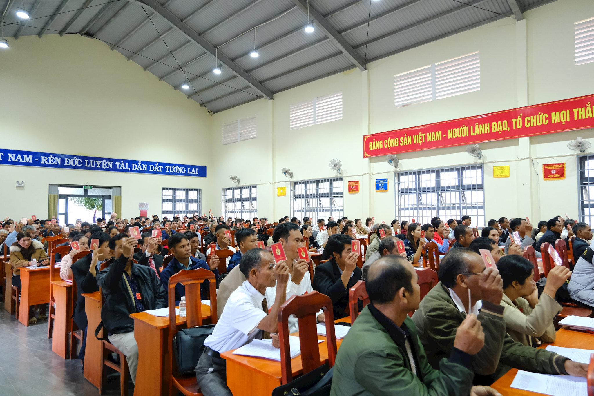 Đại biểu biểu quyết tại Đại hội