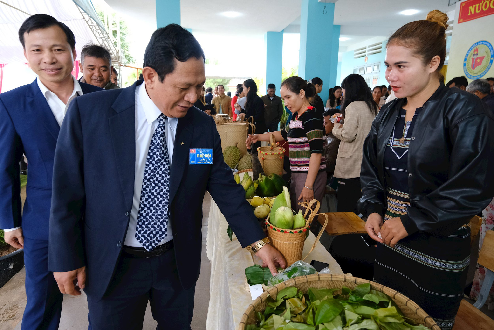Lãnh đạo tỉnh tham quan gian hàng trưng bày sản phẩm đặc sản địa phương