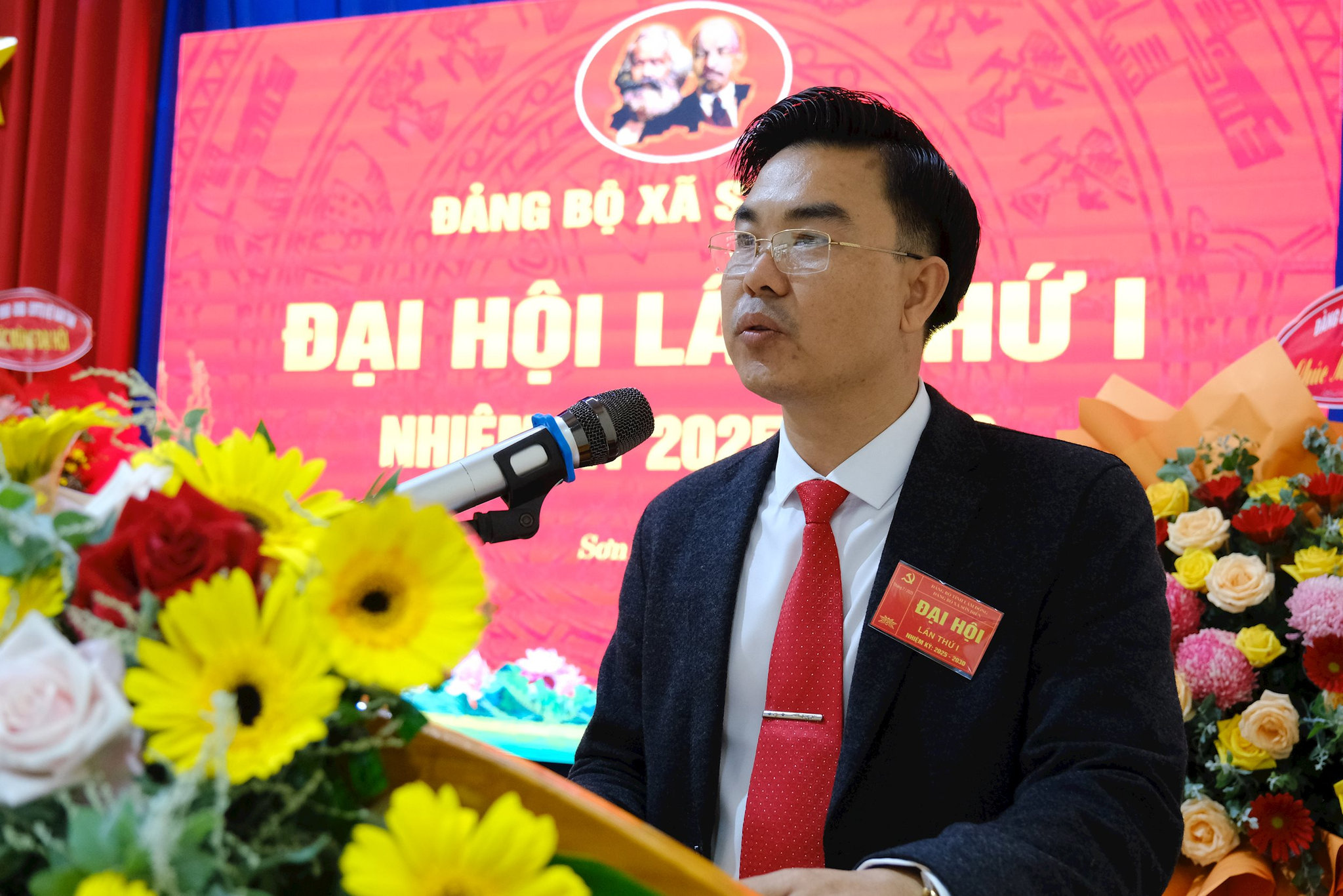 Đại biểu trình bày tham luận đóng góp ý kiến tại Đại hội