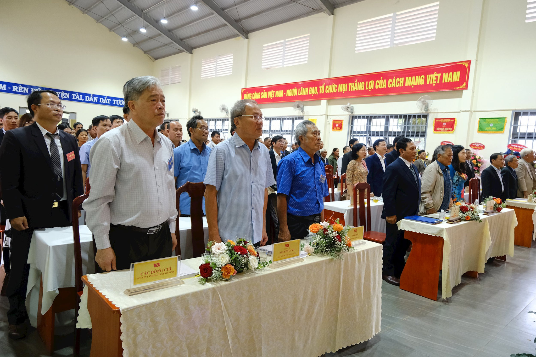 Các đại biểu chào cờ bế mạc Đại hội