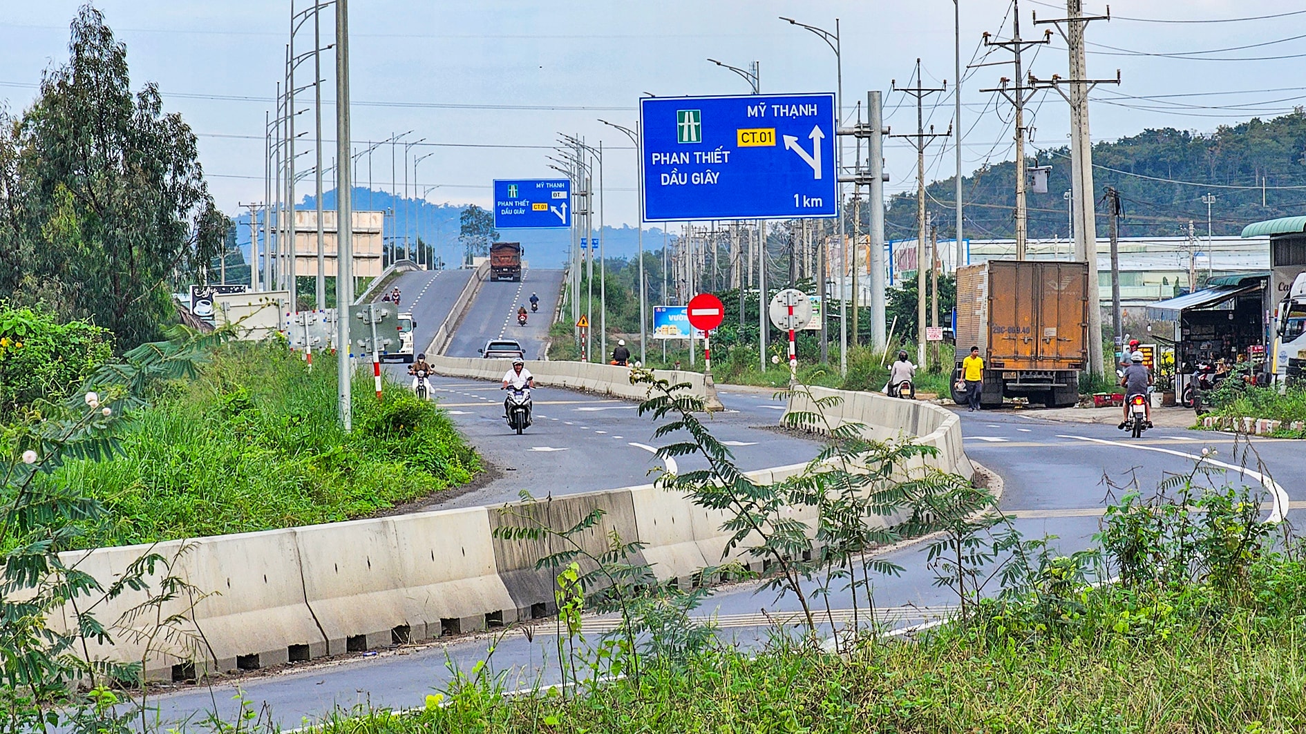 Đường dẫn vào nút giao cao tốc Phan Thiết - Dầu Giây thuộc địa phận xã Hàm Kiệm