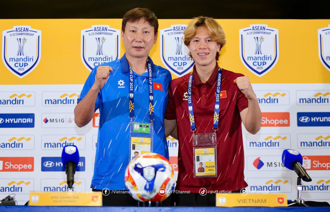 HLV Kim Sang-sik và tiền vệ Viktor Le tham dự họp báo trước trận chung kết. (Nguồn: VFF) u23-viet-nam-u23-dong-nam-a-2025-2907-2620.jpg