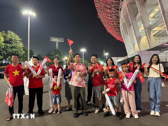 Đại sứ Tạ Văn Thông và các cán bộ, nhân viên Sứ quán Việt Nam tại Indonesia là những cổ động viên đến sân sớm nhất. (Ảnh: Đỗ Quyên/TTXVN) ttxvn-u23-indonesia-u23-viet-nam-29-1.jpg