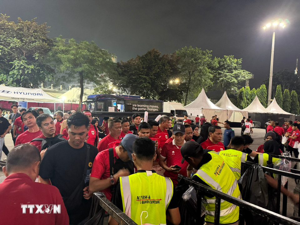 Cổ động viên Indonesia vượt trội so với cổ động viên đội khách ở trận này. (Ảnh: Đỗ Quyên/TTXVN)