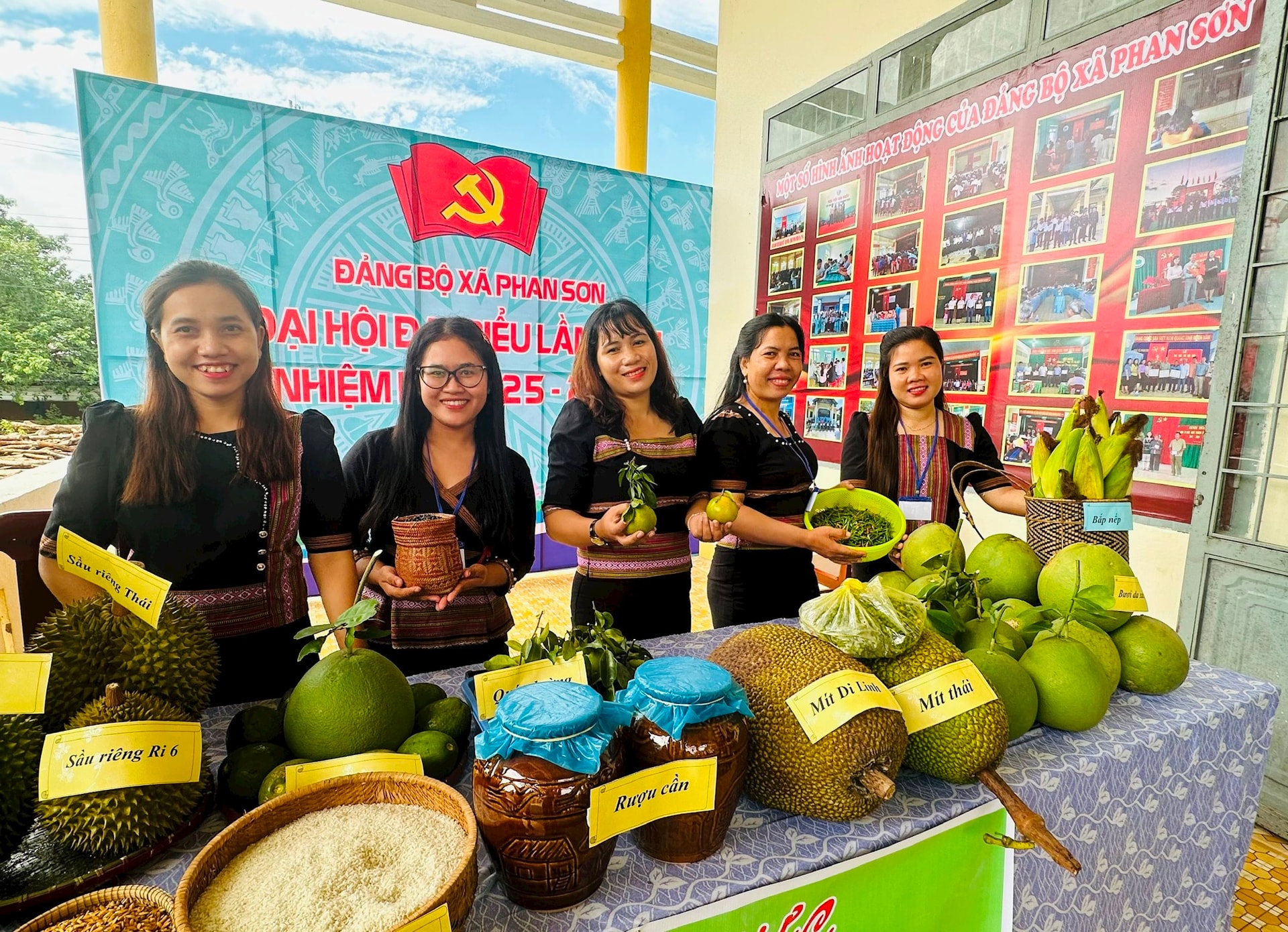 Khu vực trưng bày sản phẩm nông nghiệp của địa phương