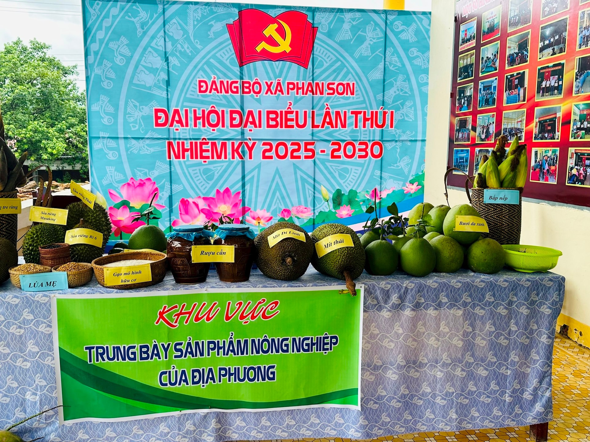 Khu vực trưng bày sản phẩm nông nghiệp của địa phương
