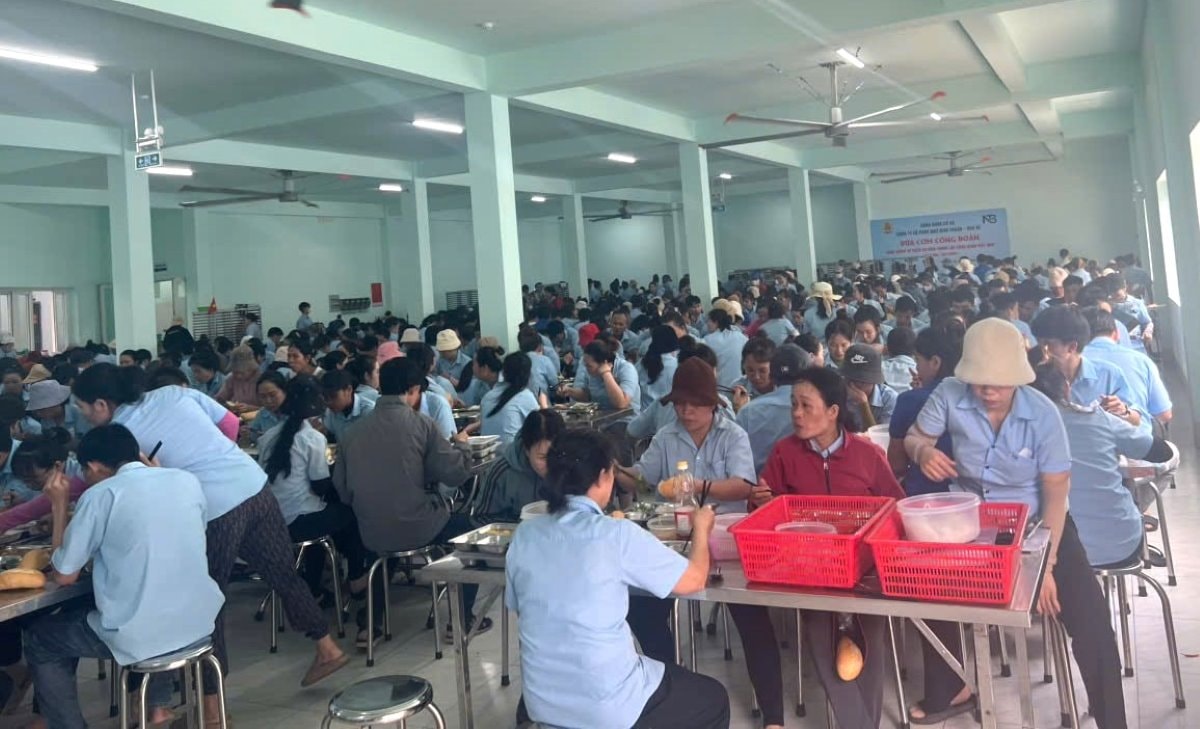 Toàn thể người lao động công ty dùng “Bữa cơm Công đoàn“. Ảnh: Phạm Duy