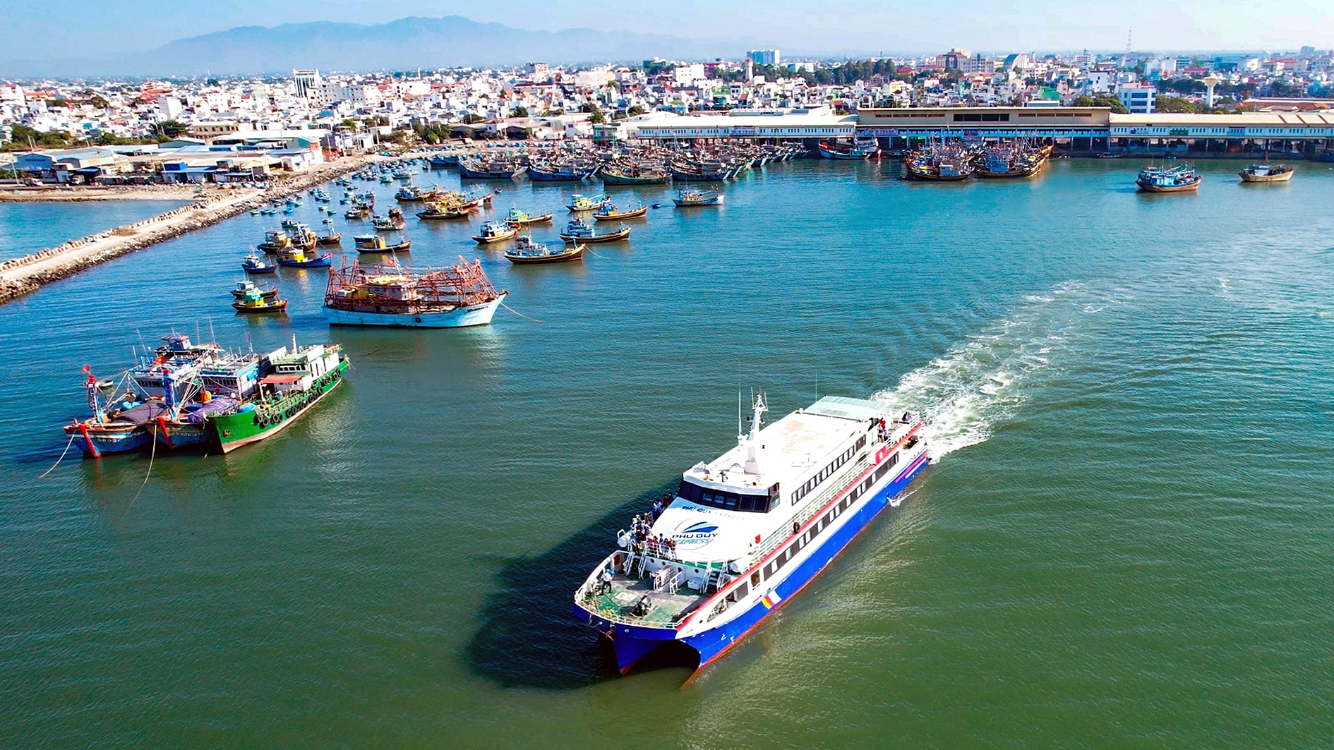 Tàu cao tốc phục vụ du khách và nhân dân đi lại giữa Phan Thiết với đặc khu Phú Quý